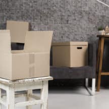 Piles de cartons fermés dans une pièce, prêts à être déplacés pendant le vidage d'une maison