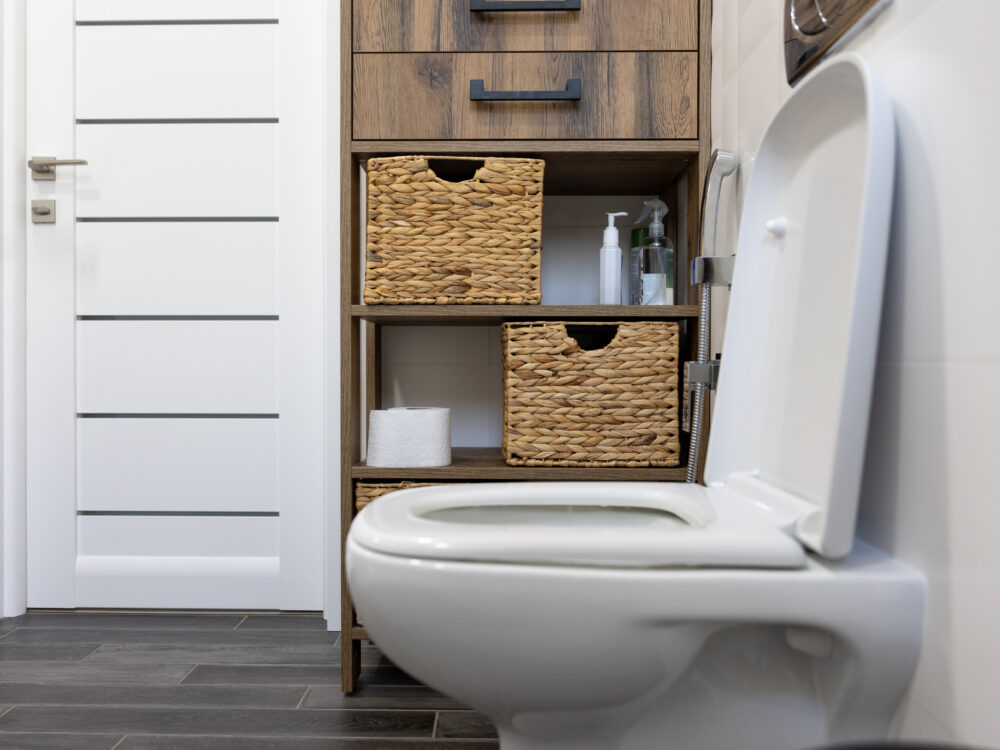Toilettes séparées minimalistes avec étagère murale et rangement épuré