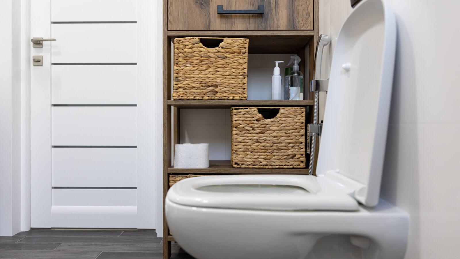 Toilettes séparées minimalistes avec étagère murale et rangement épuré