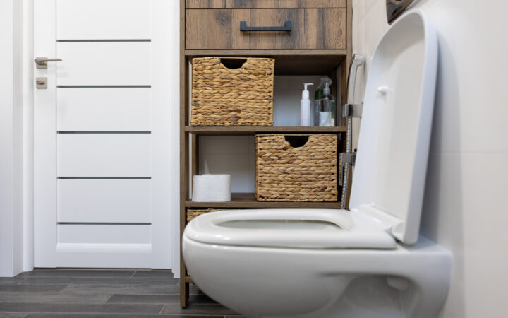 Toilettes séparées minimalistes avec étagère murale et rangement épuré