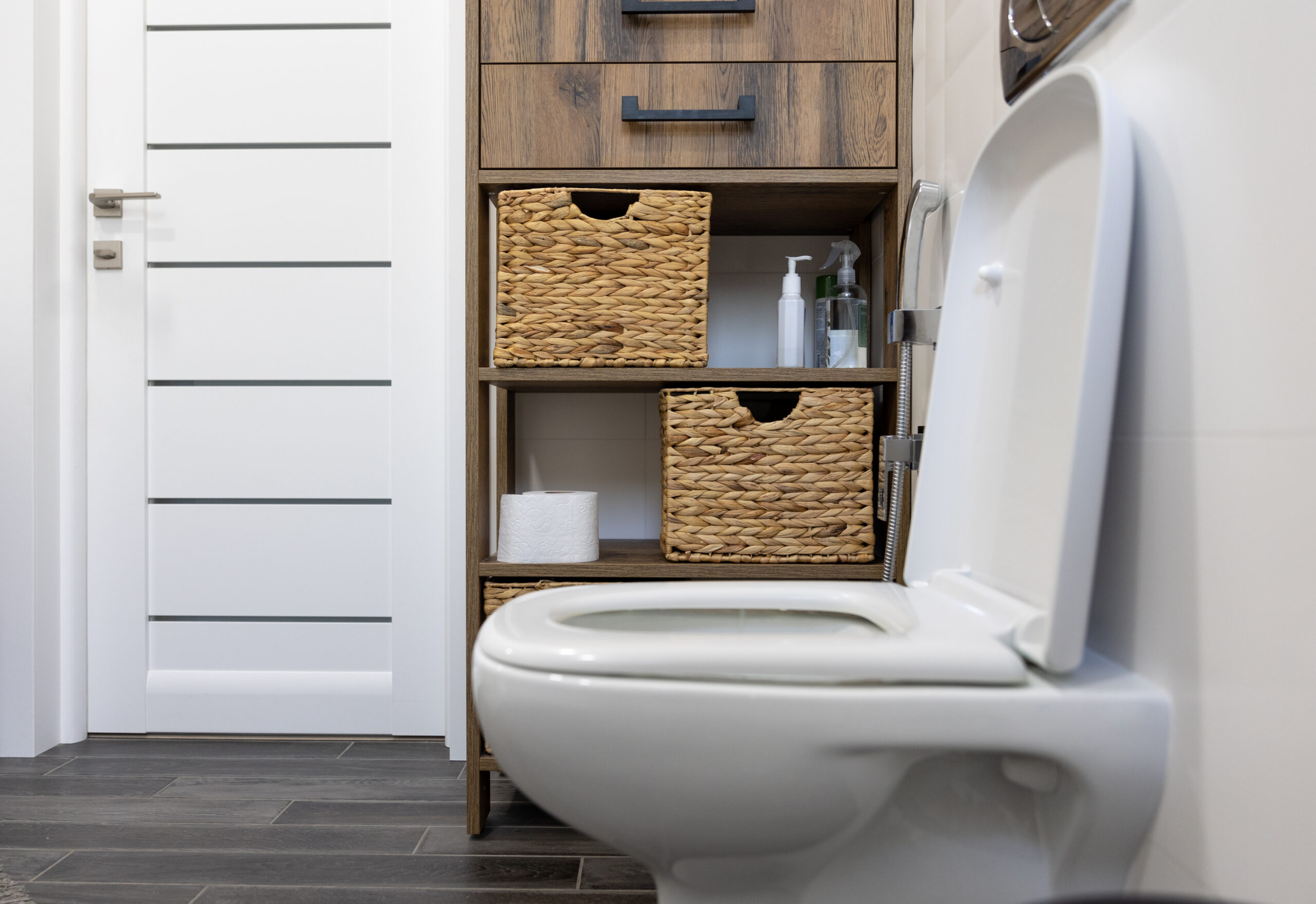 Toilettes séparées minimalistes avec étagère murale et rangement épuré